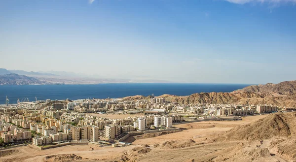 Orta Doğu kuru çöl kayalar ve tepeler doğal doğal çevre İsrail tatil kenti Eilat ile Akabe Kızıldeniz körfezi körfezi nin üst görünümü 