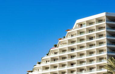 tatil otel bina apartman dış mimari cephe pencereler ivedi bir çatı foreshortening mavi gökyüzü arka plan, kopyalama alanı