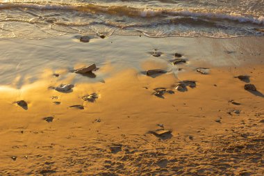 canlı turuncu günbatımı aydınlatma drone kum Akdeniz plaj manzara arka plan görünümünden üst görünümü fotoğraf, metin için alan kopyalamak  