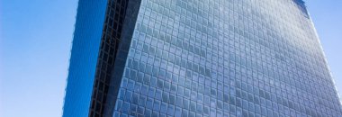 uzun cam cephe dış gökdelen arka plan ile modern şehir sahnesinin panoramik poster duvar kağıdı resmi 