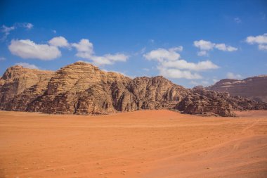 büyük kum vadisi ön plan ve büyük dağ sırtı arka plan ile pitoresk çöl sahne manzara manzara arka plan fotoğrafçılığı 
