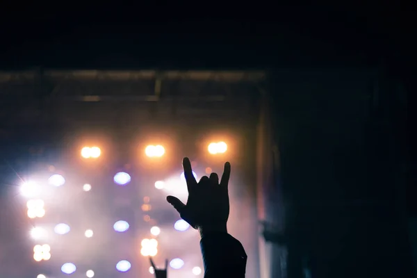 Underbar Rock Musik Atmosfär Prestanda Bild Med Hand Upp Festivalen — Stockfoto