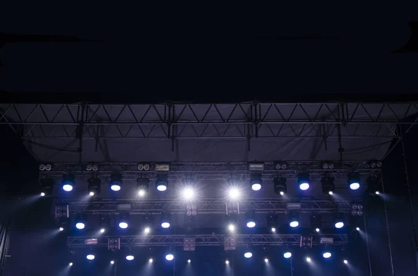 Symmetrie Bühnenkonstruktion Mit Projektoren Beleuchtet Blaue Lichtstrahlen Von Oben — Stockfoto