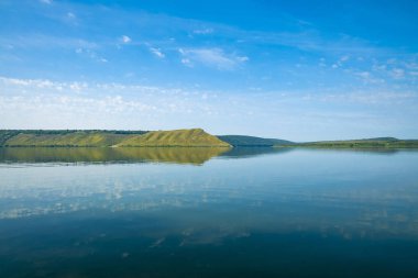 güzel sakin sahne manzara Ukrayna ülke tarafı ulusal rezervasyon bölge görünümü Dniester nehir pürüzsüz su yüzeyi ve açık yaz hava zamanda tepe kara ufuk arka plan  