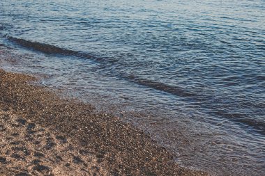 ezilmiş taş huzurlu okyanus sahil hattı doğa biraz dalgalı su ile sahne manzara fotoğraf 