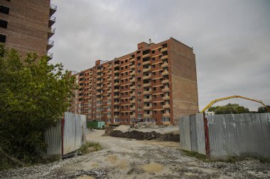 Ukrayna kirli topraklarında inşaat inşaat süreci sahne pas demir çit, bulutlu dramatik hava ile çevrili