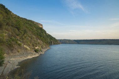 berrak yaz hava sıcağında göl pürüzsüz su yüzeyinin üzerinde yeşil tepelerin güzel doğa sahne manzara rezervasyon ekoloji çevre 