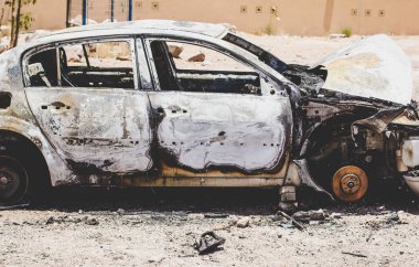 yanmış bir arabanın kalıntıları