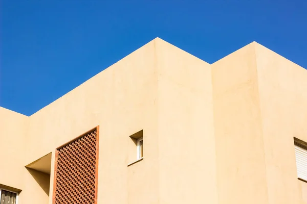 コンクリートの家の屋根と壁は 空の青空の背景にシンプルなミニマリズム幾何学的形状をコーナー — ストック写真