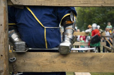 kılıç tutan çelik eldiven ile şövalye zırh ve ekipman gizli kişinin ortaçağ yaşam tarzı konsept resmi tutku 