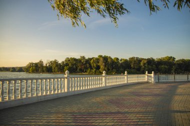 sabah güneşi doğacak yumuşak renkler zaman nehir rıhtım beyaz mermer çit ve ada arka plan Avrupa parkı Şehir meydanı yürüyüş ve gezinti alanı 
