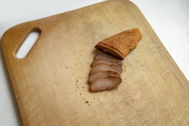 Basturma Ermeni geleneksel at eti çanak dilimleri ahşap kesme tahtası arka plan stüdyo gıda konsepti fotoğraf posteri kopya veya metin için boş alan ile