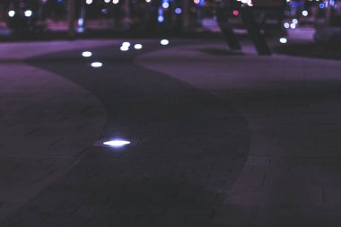 gece şehir sokak yumuşak odak sahne aşağıdan aydınlatma ile asfalt yol yürüyüş