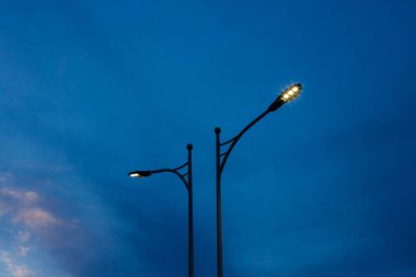 akşam alacakaranlık saatinde koyu mavi gökyüzü arka plan üzerinde high Street fener aydınlatma