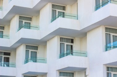 motel beyaz bina kirli duvarlar ve perspektif pencereler balkon teraslar dış cephe arka plan