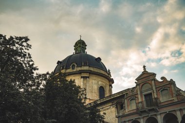 Bulutlu gökyüzü arka plan üzerinde katedral eski taş Gotik mimari tarzı kubbe Lviv Ukrayna Avrupa ortaçağ kenti dramatik karamsar fotoğraf  