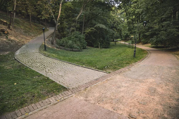 2つの舗装された道路クロス造園オブジェクトを持つ歩行や遊歩道のための公園屋外気分風光明媚な自然環境スペース — ストック写真