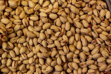 antep fıstığı kızarmış tuzlu fındık dokulu arka plan gıda resmi süpermarket tezgahında 