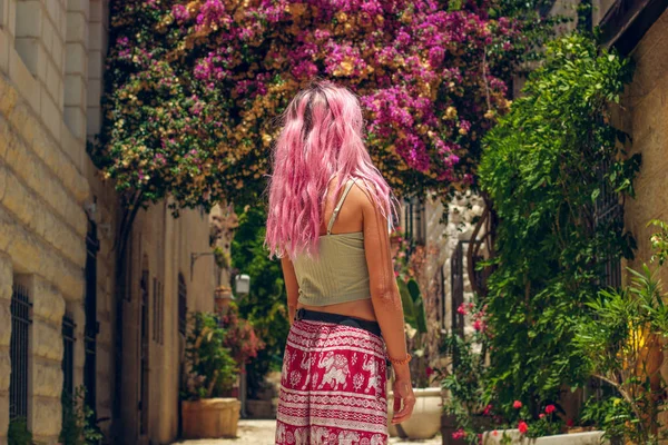 Tavaszi Virágos Érzékenység Koncepció Színes Kép Lány Rózsaszín Haja Marad — Stock Fotó