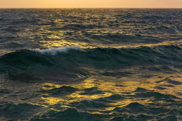 海洋波浪水在危险的暴风雨天气时间和傍晚的暮色照明 — 图库照片