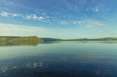 açık hava zamanda göl pürüzsüz su yüzeyi ön plan ve yeşil tepe kara ufuk arka plan ile orta Avrupa doğa rezervasyon manzara manzara manzara noktası bakış 