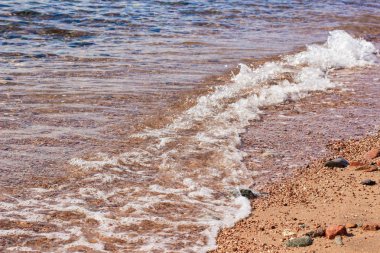 kum taş zemin ve küçük dalgalar ile basit su kıyı şeridi doğa doğal arka plan görünümü