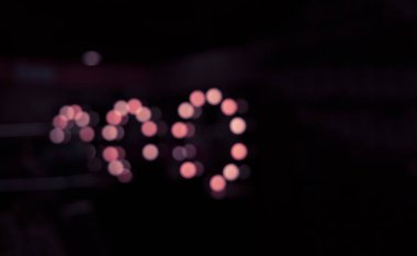 koyu iç arka planda soyut dekorasyon mor çelenk aydınlatma, kopya alanı 