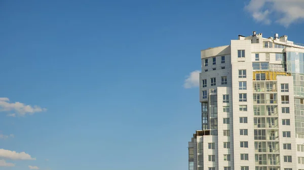 Moderna Città Pulita Vista Urbana Torre Bianca Edificio Sfondo Cielo — Foto Stock