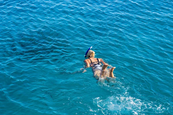 海のオープンウォーターで水泳とシュノーケリング若い女の子自然健康と美しい環境夏休み時間トップビュー写真 — ストック写真