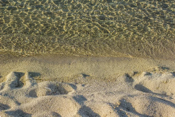 地元の砂の海岸線自然の背景と透明な水 — ストック写真