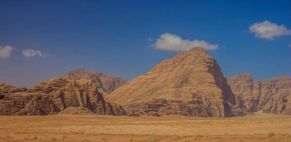 Tapet Desert Mountain Gorgeous Landskap Berömda Mellanöstern Wadi Rum Jordanien — Stockfoto