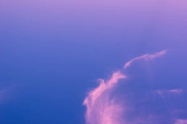 Mooie Avond Romantische Blauwe Kleur Hemel Met Paarse Wolk Zonsondergang — Stockfoto