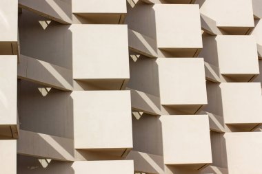 beton bina dış cephe duvarları balkon terasları geometrik şekil ışık ve gölgeler çerçeve çalışma kavramı arka plan resmi 