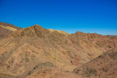 çöl kayalık zirveleri ve dağ çıplak vahşi tehlikeli boş doğal manzara çevre açık mavi gökyüzü arka plan ile 