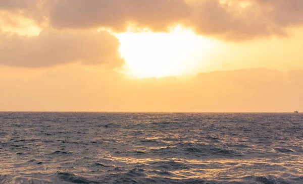 Dramatisk Kväll Solnedgång Molnigt Himmel Ovanför Vågig Havsvatten Yta Horisont — Stockfoto