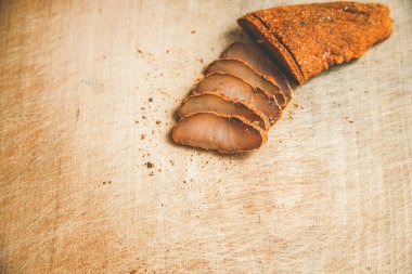 gıda duvar kağıdı afiş resim basturma Ermeni geleneksel çanak metin için boş kopya alanı ile ahşap arka plan üzerinde at eti ile