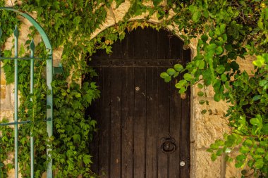 doğal yeşillik çerçeve duvar arka planda bodrum a itimat manastır arka bahçesinde kemer şekli ahşap kapı 