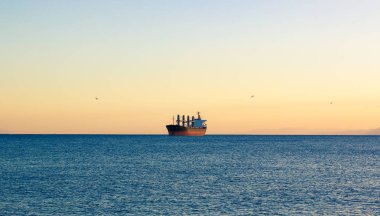 akşam yumuşak renkler gökyüzü huzurlu arka plan, duvar kağıdı afiş ivedi metin için boş kopya alanı deniz ufuk pastoral manzara manzara görünümünde kargo gemisi endüstriyel ulaşım 