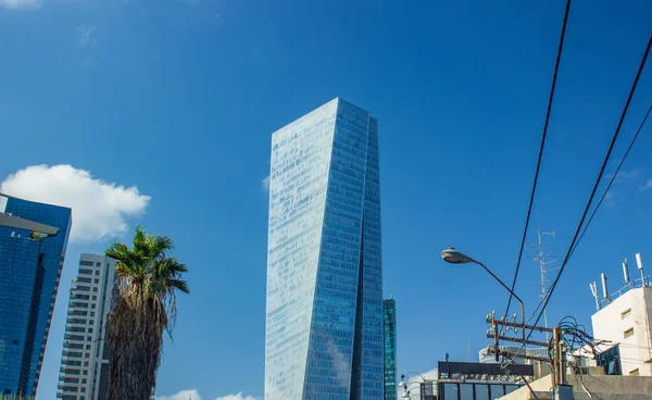 テルアビブ近代的な都市の都市ビュー空の高層草の建物と青い空の背景高電圧ワイヤー前景 — ストック写真