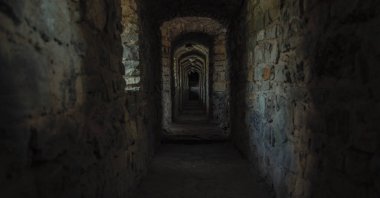 koyu ürpertici ortaçağ kale dar taş koridor