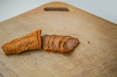 gelenek Ermeni mutfağı gıda konsepti resim basturma at eti yemek dilimleri stüdyo aydınlatma ahşap kesme tahtası arka plan, metin için kopya alanı