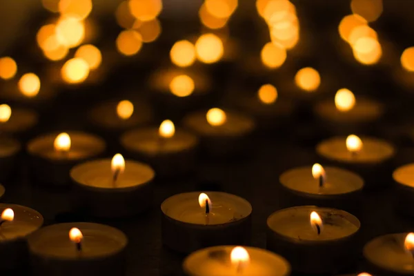 Many Candles Light Yellow Fire Illumination Background Unfocused Bokeh — Stock Photo, Image