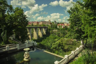 klasik mermer çit ve yeşil ağaçlar yeşillik çevrili küçük çeşme ile havuz park açık ön planda ortaçağ şehir eteklerinde güzel eski Avrupa simgesel manzara görünümü 