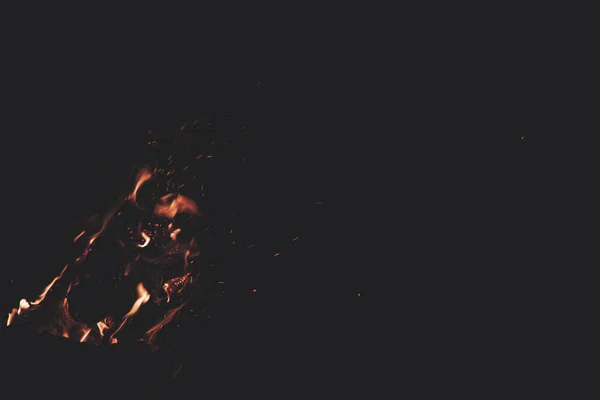 火焰和橙色火花在深夜黑暗空背景复制空间 — 图库照片