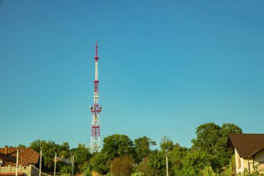 Küçük renkli Avrupa şehir duvar kağıdı poster resmi ve metin için boş kopya alanı ile parlak mavi gökyüzü arka plan Tv kulesi yerel altyapı nesne