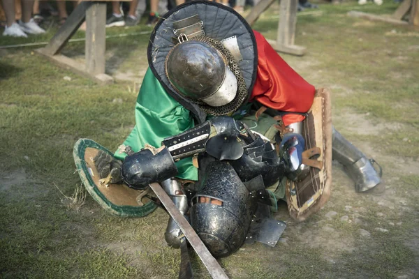 Batalla Caballero Festival Medieval Entre Dos Personas Armadura Acero Arma —  Fotos de Stock