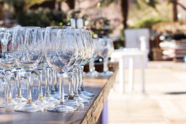 Boş bardaklar açık bar tezgahı bulanık odaklanmamış arkaplan 