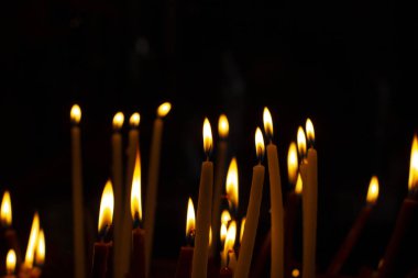 Siyah arkaplan din konsepti üzerine mum aydınlatması Dua zamanı resim, metin için boş kopya alanı