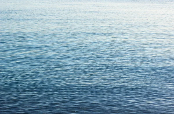 湖水平缓湖面自然简朴的背景 — 图库照片