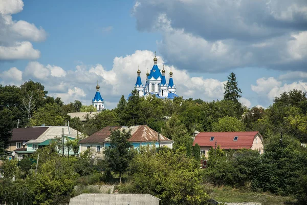 Obyčejné Východoevropské Venkovské Park Venkovní Pohled Rusku Vesnice Ortodoxní Kostel — Stock fotografie